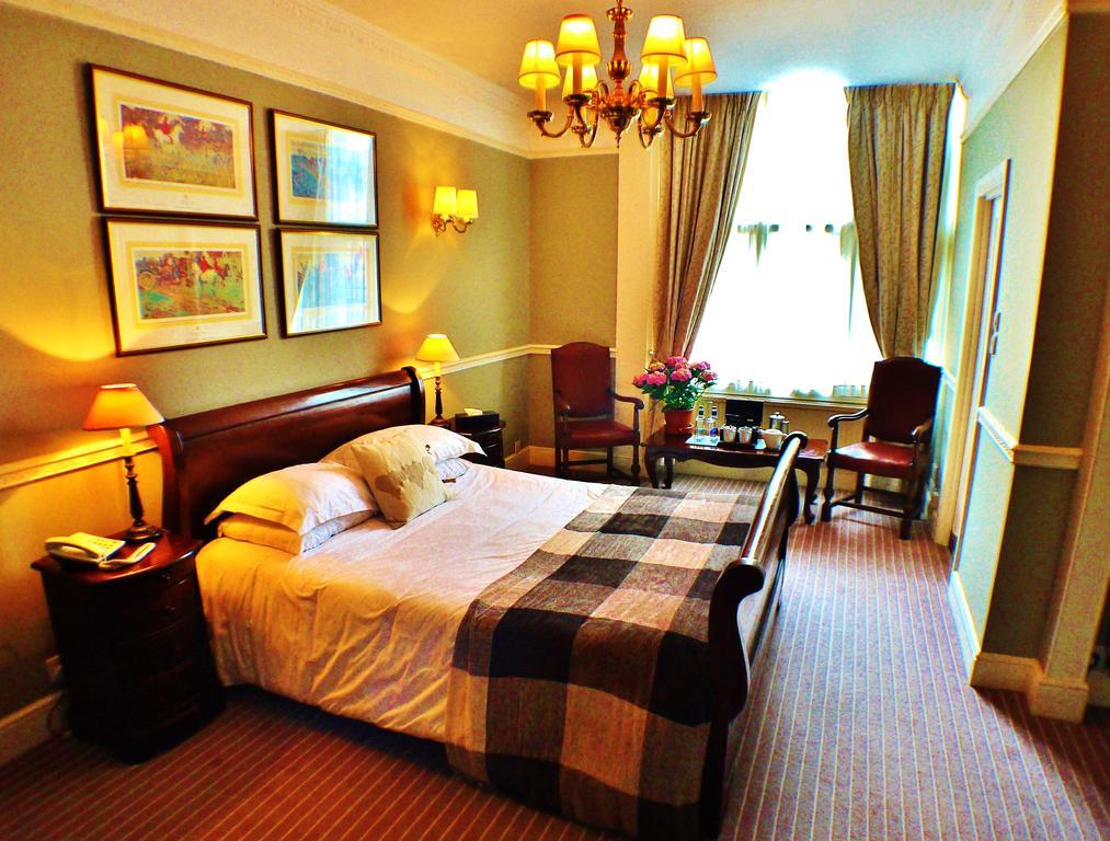 The Snooty Fox Hotel Tetbury Room photo